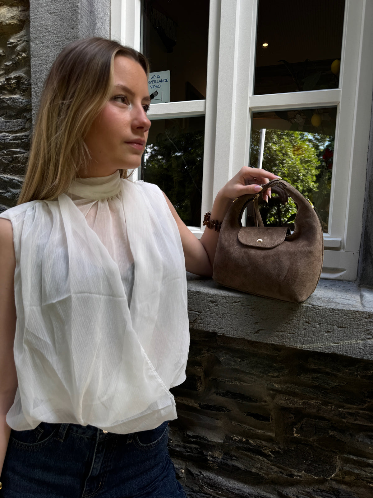 Blouse sans manches décolletée