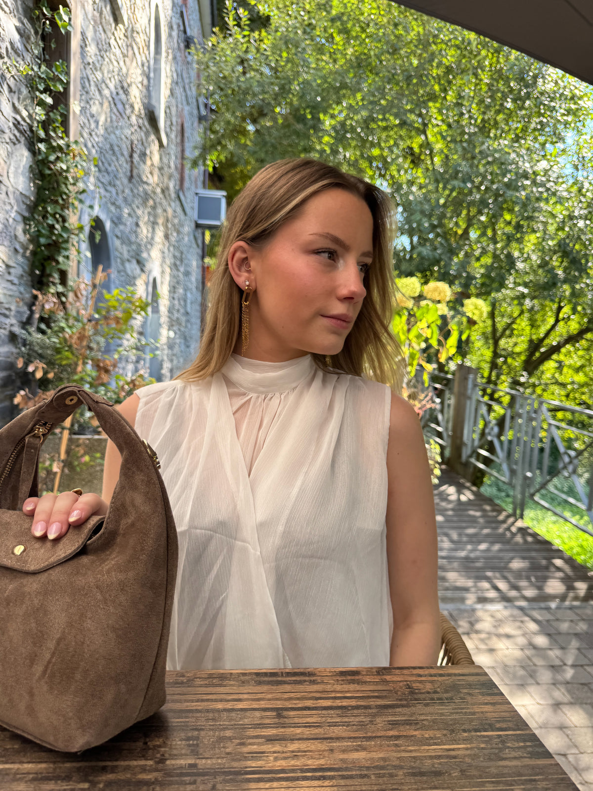 Blouse sans manches décolletée